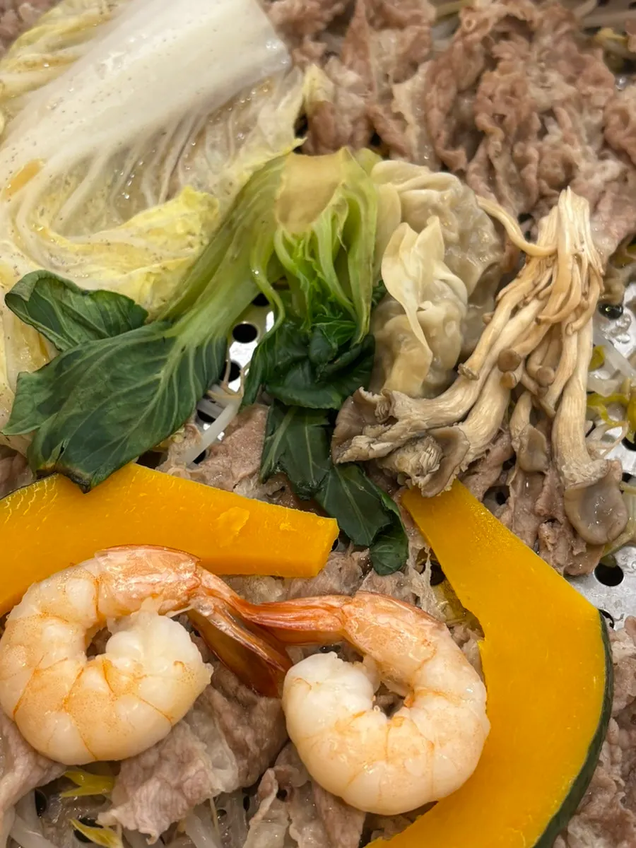 配豆芽和肉的柏木蒸箱