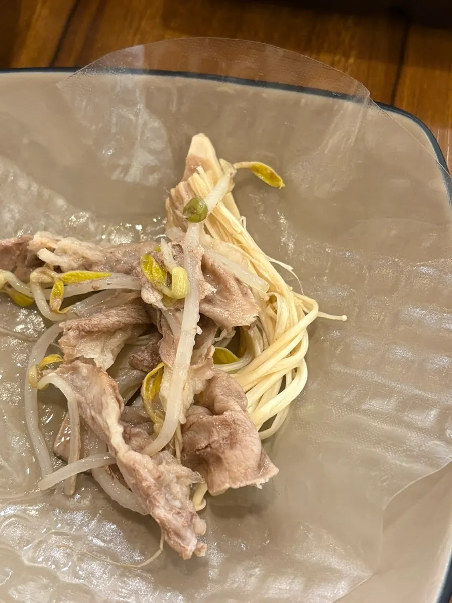 装有蔬菜和海鲜的柏木蒸箱