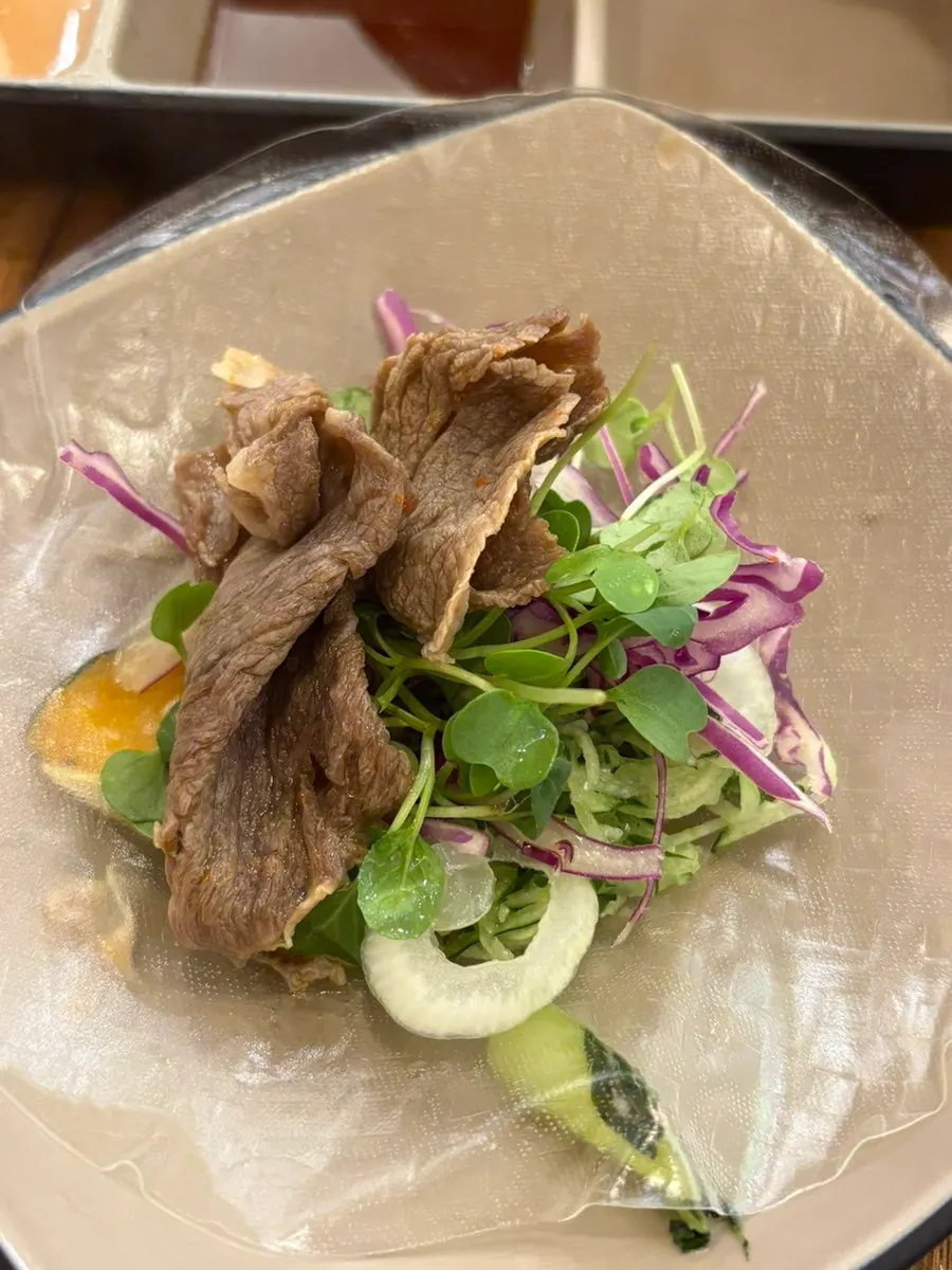 肉与蔬菜的柏木蒸箱