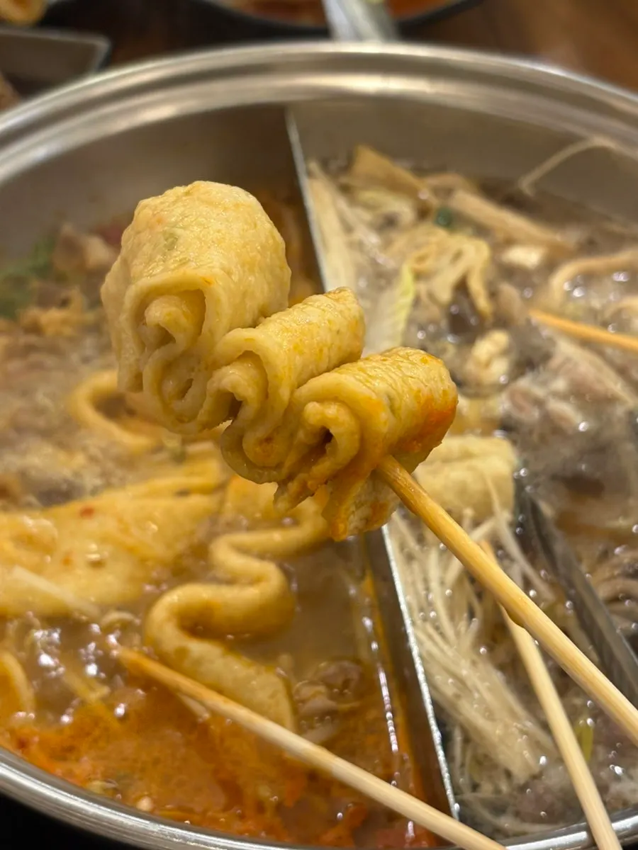 在辣汤中煮好的涮锅