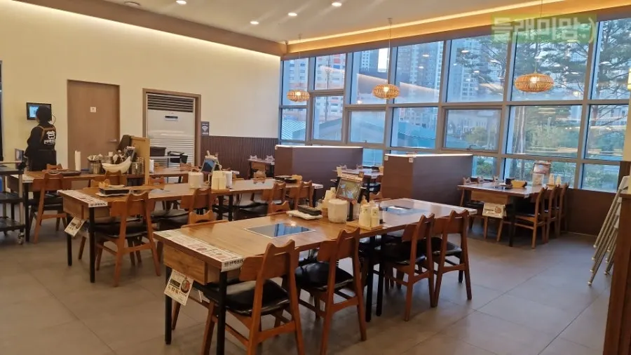 テーブル間隔が広いピョンベク会館トンタン店のホール内部