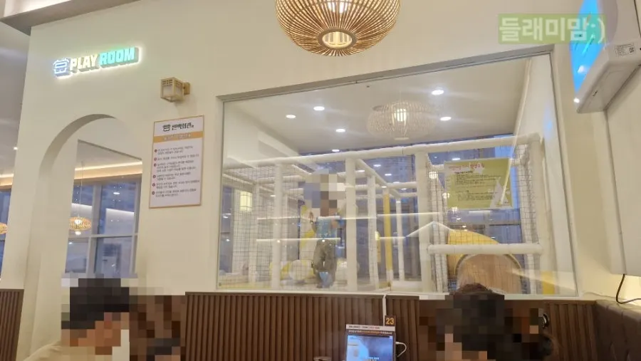 店の奥に設けられたミニジャングルジム付き遊び場