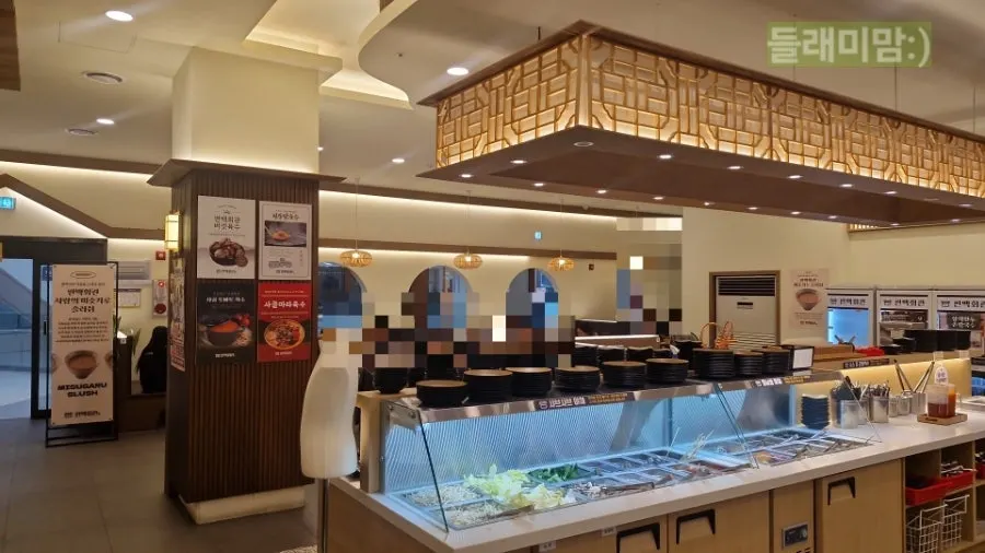 店の中央にあるセルフバー全景