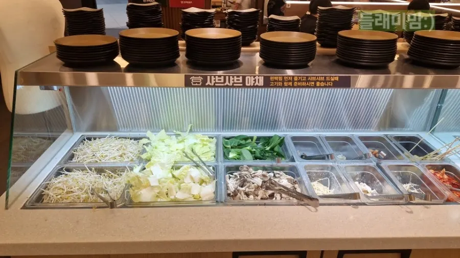 セルフバーに並ぶ新鮮なしゃぶしゃぶ用野菜