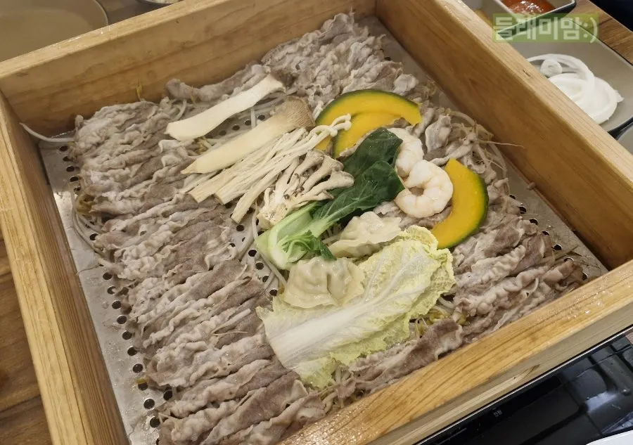 蓋を開けた牛バラ肉のヒノキ蒸し蒸し器