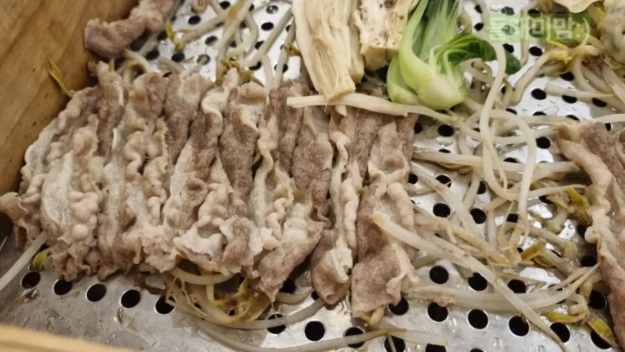 ヒノキ蒸しの下に敷かれたモヤシと牛バラ肉
