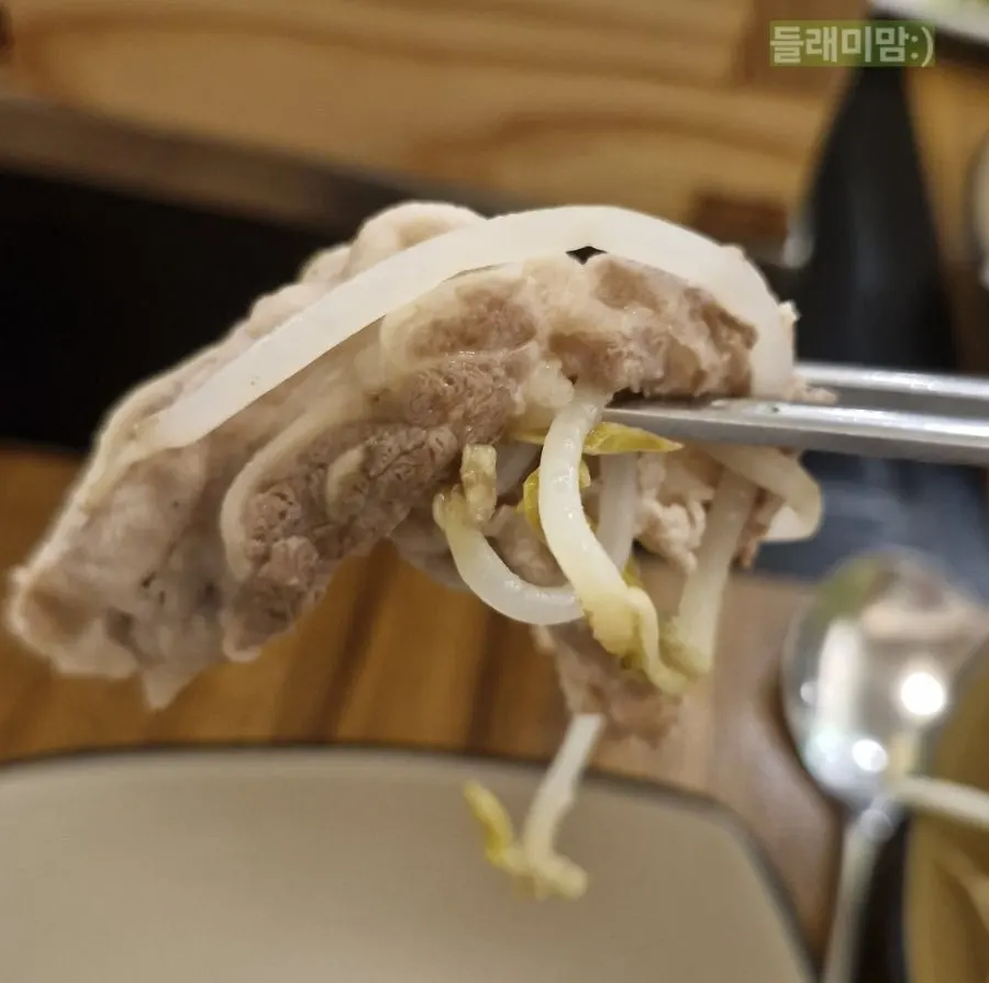 ソースにつけて食べるヒノキ蒸しの牛バラ肉