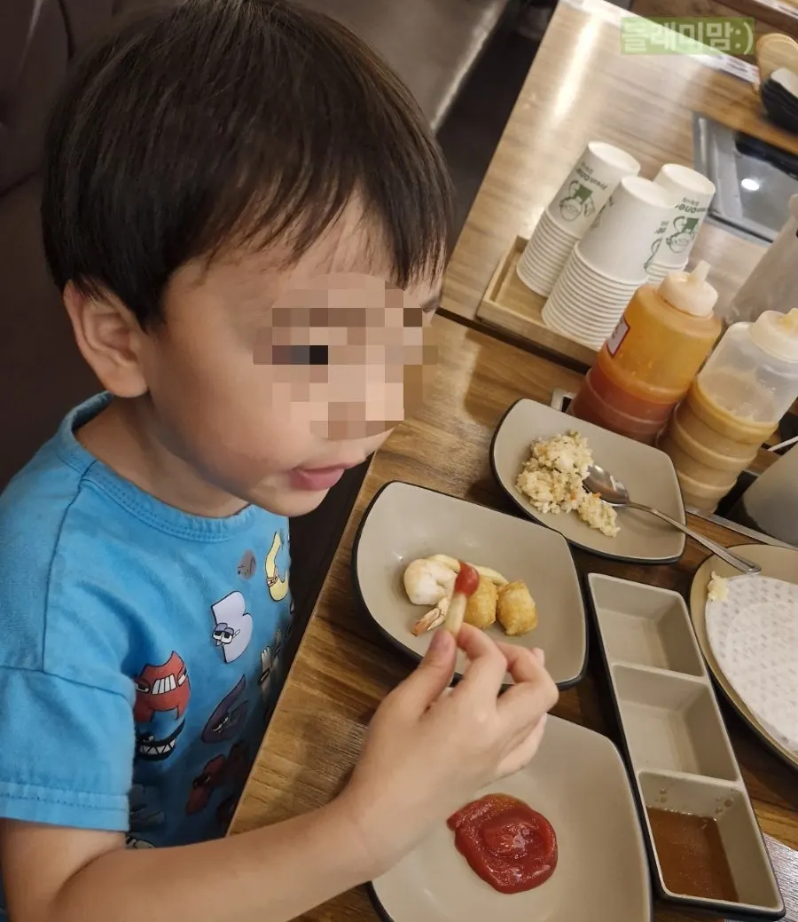 子ども用皿に盛ったヒノキ蒸しとフライドポテト