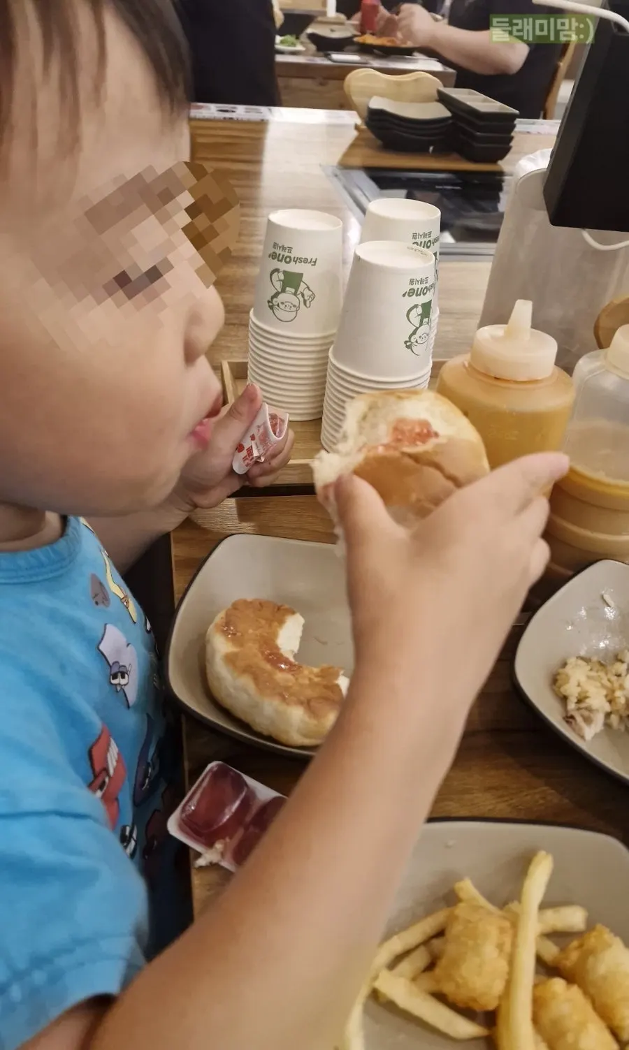 子どもが食べる野菜チャーハンとモーニングパン