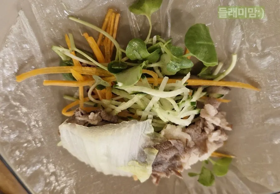 しゃぶしゃぶ肉と野菜を包みチリソースにつけた一巻き