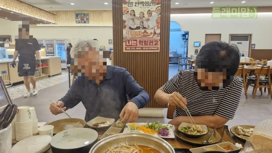 両親が自分で包んで食べているテーブル