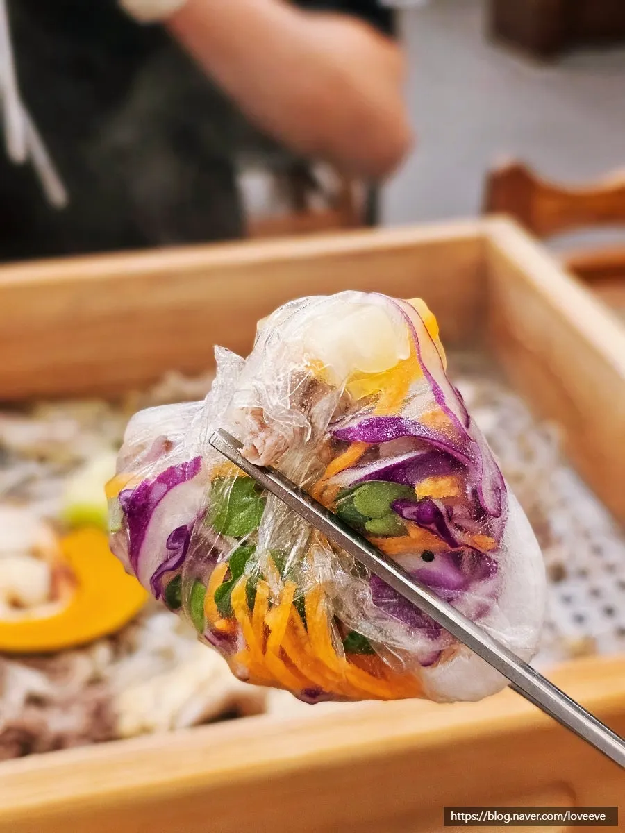 Hinoki-steamed meat and bean sprouts dipped in sauce