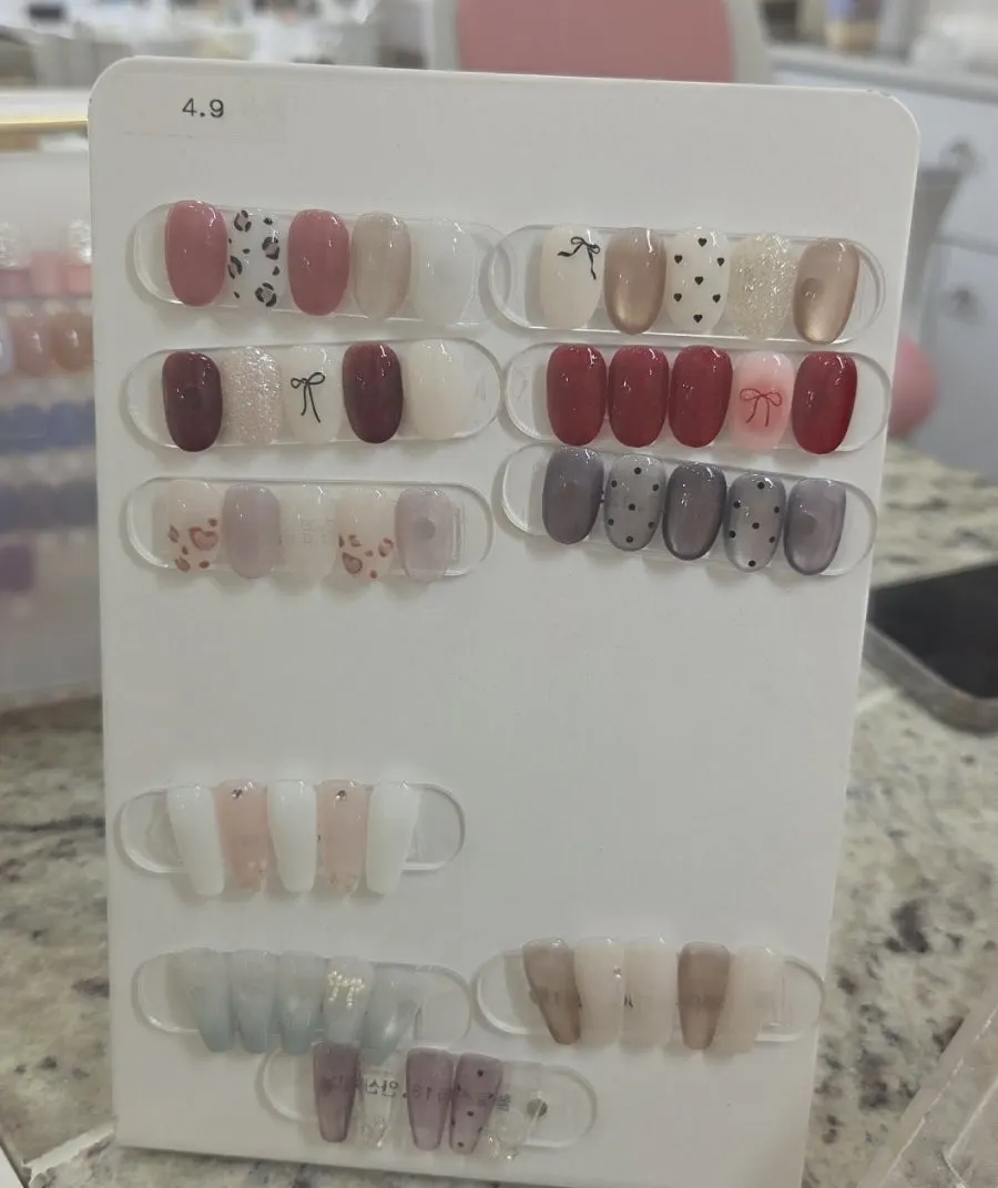 네일아트 디자인을 고르는 모습