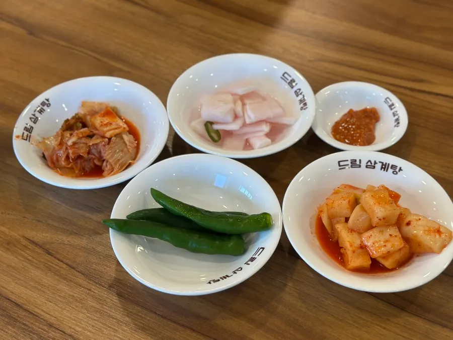 식사 전 차려진 기본 반찬