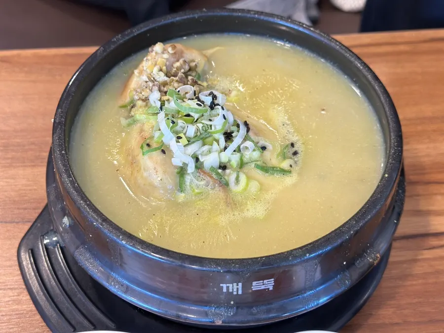 뚝배기에 담겨 나온 녹두삼계탕