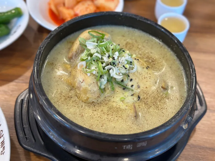 들깨가 듬뿍 들어간 걸쭉한 들깨삼계탕