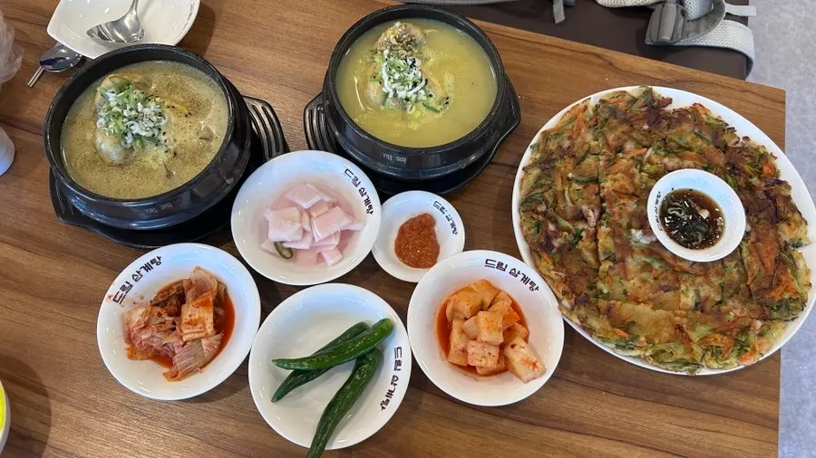 삼계탕 두 그릇과 해물파전 상차림