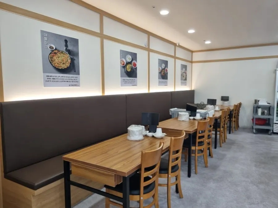 Table layout and interior view of Dream Samgyetang