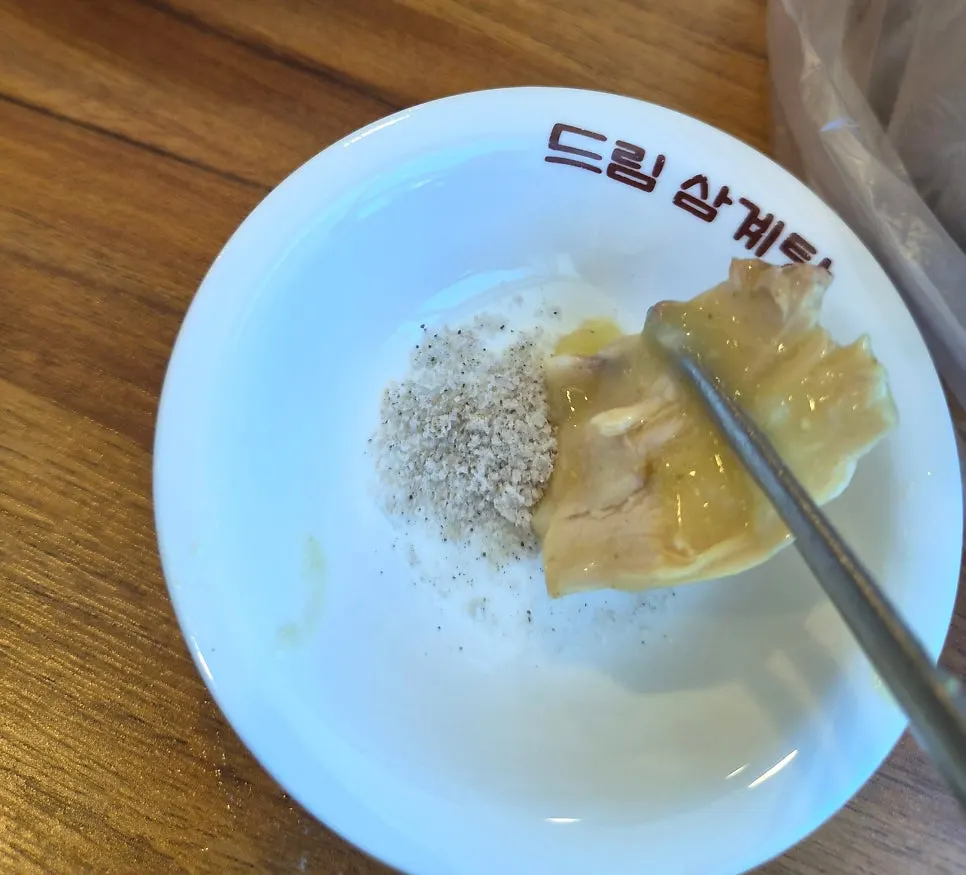 소금과 곁들인 삼계탕 닭고기