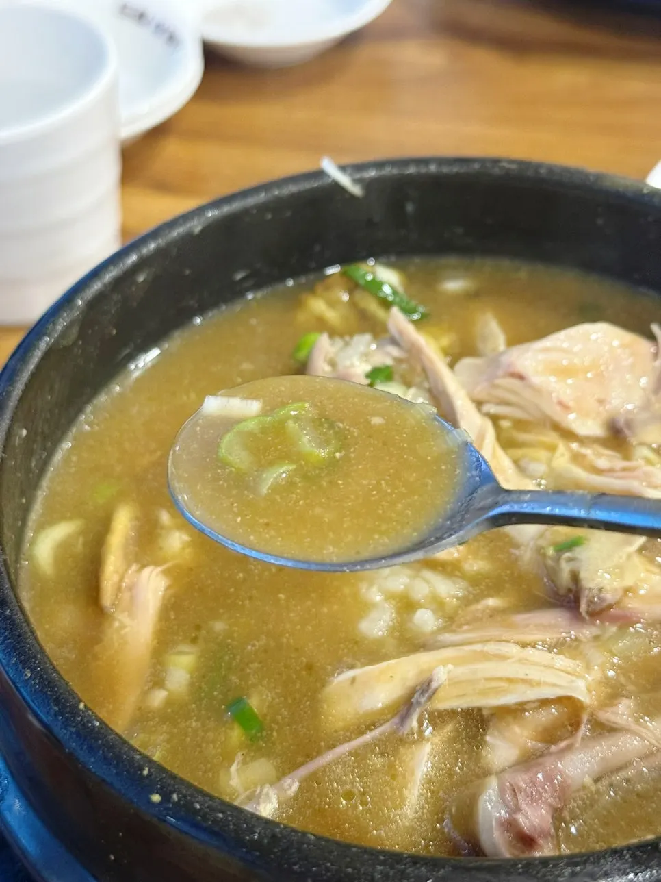 뚝배기에 담긴 한방삼계탕