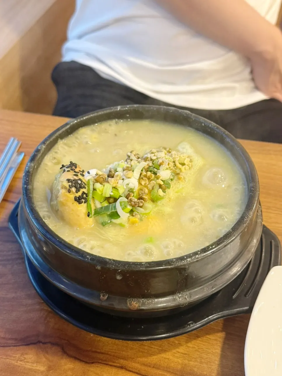 한방삼계탕의 진한 국물