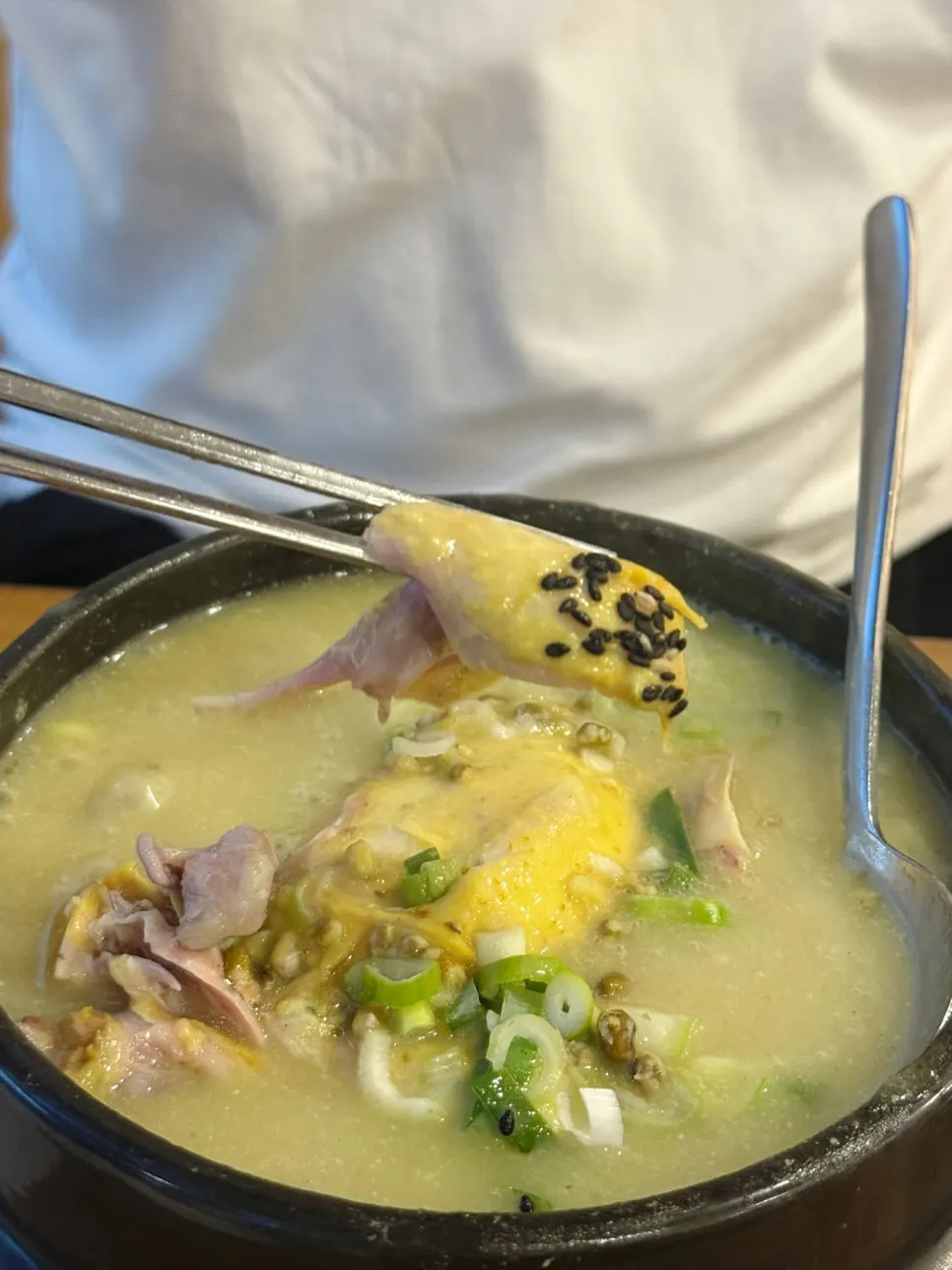 앞접시에 덜어 먹는 삼계탕