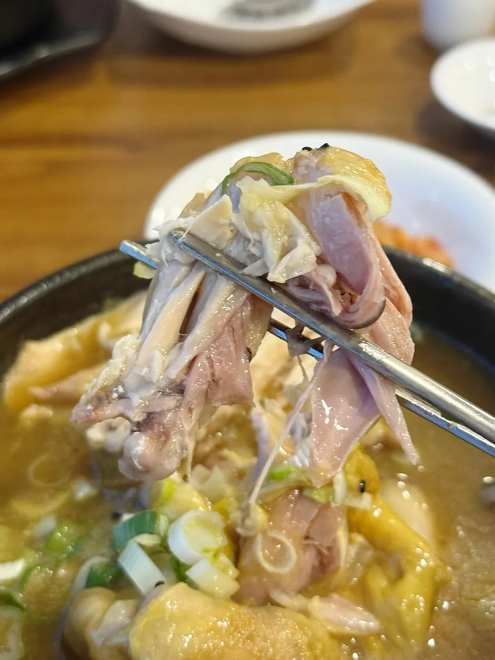 삼계탕 속 큼직한 닭고기