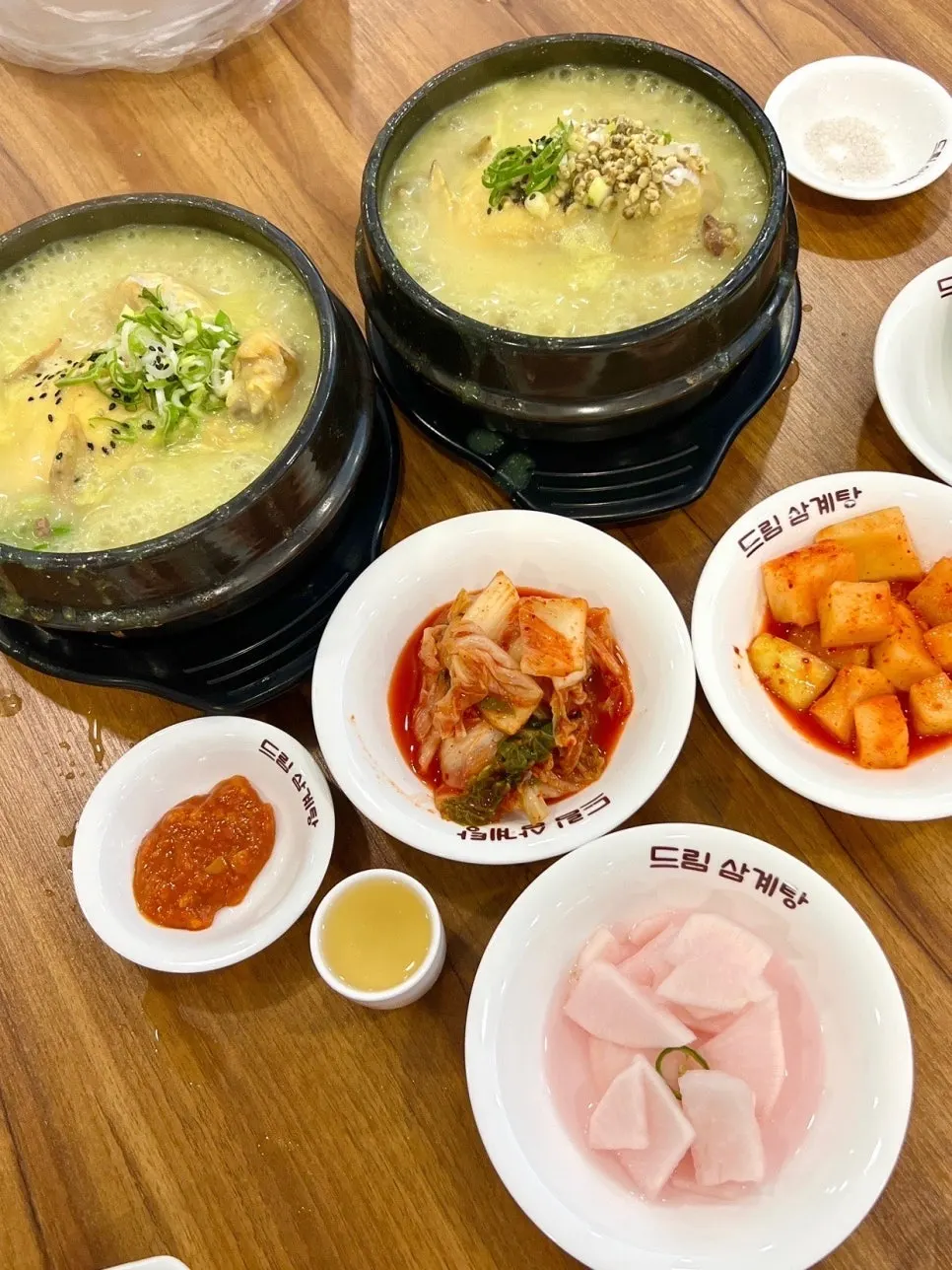 Side dishes served alongside the samgyetang