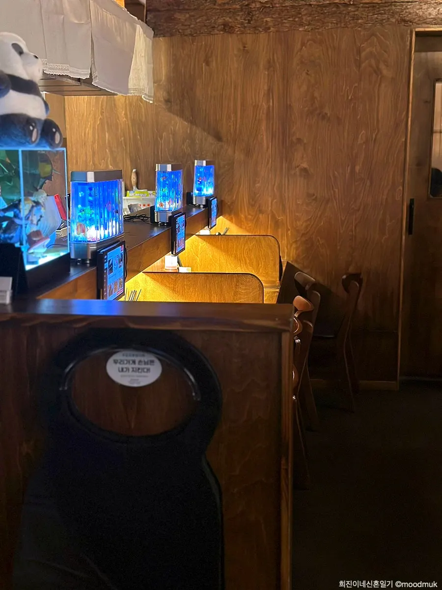 Interior seating at Susanjang Dongtan Branch