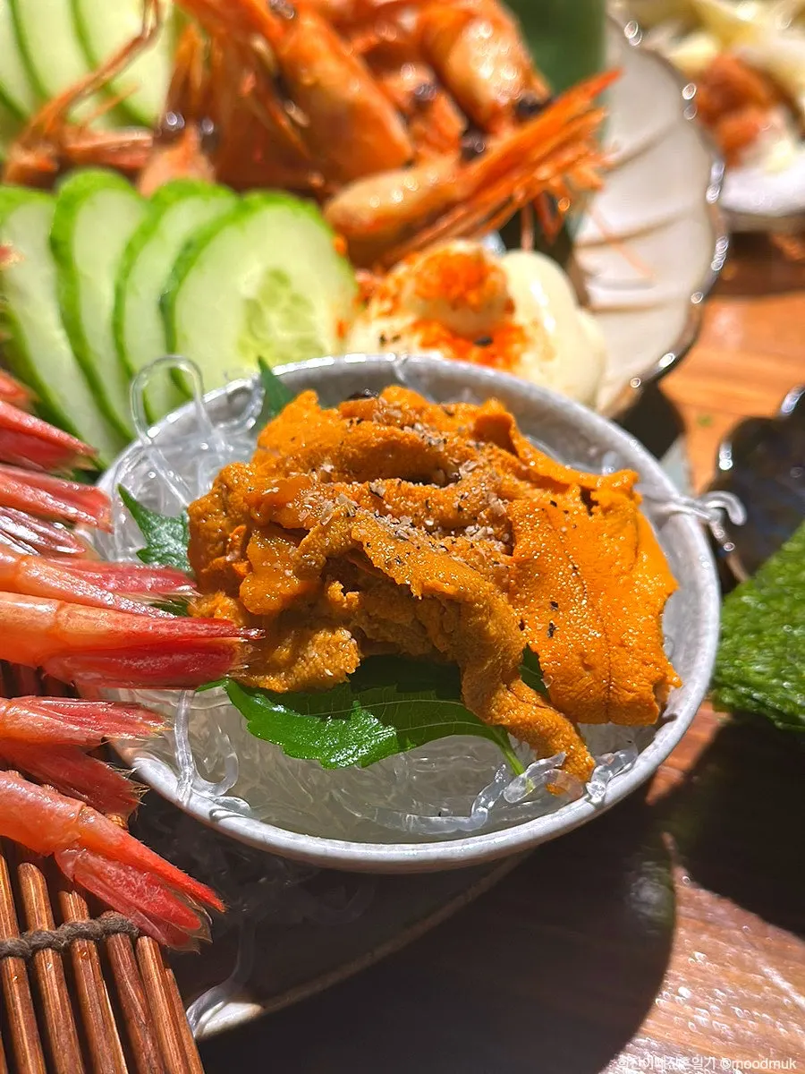 Gamtae seaweed served alongside sweet shrimp and uni