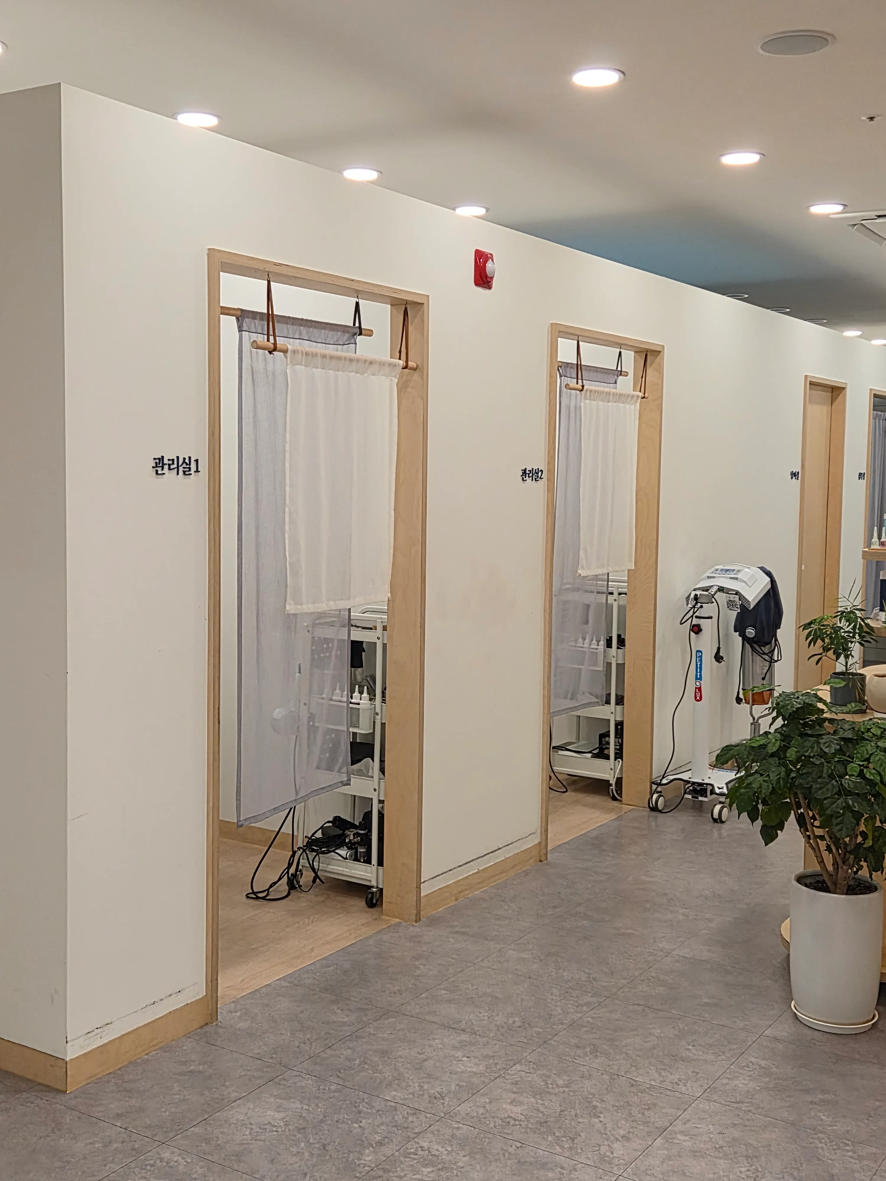 Scalp-care gown and treatment room