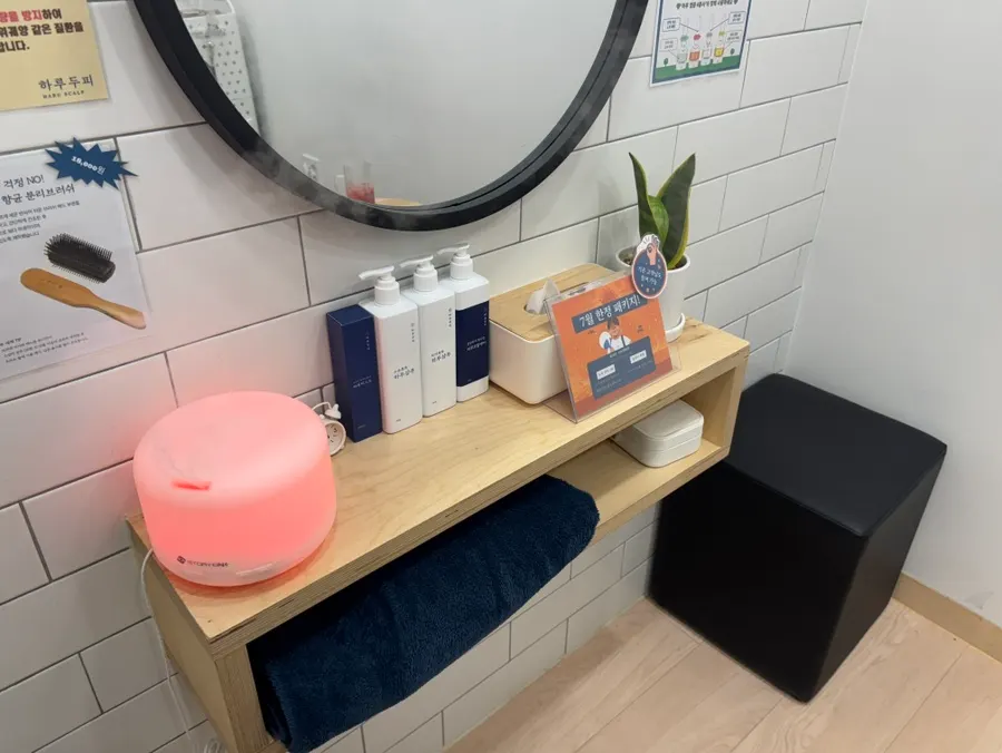 Single-person scalp treatment room