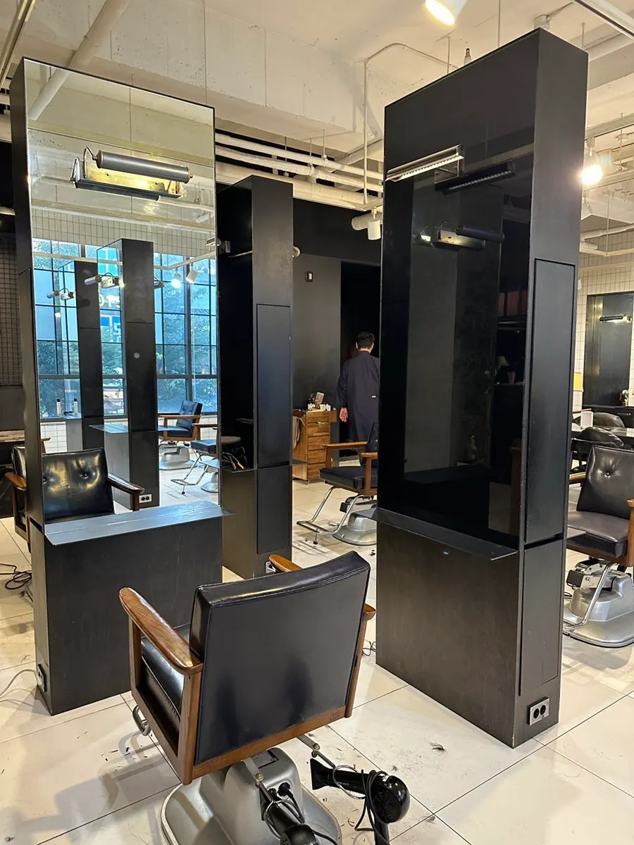 Tidy mirror-side service seats