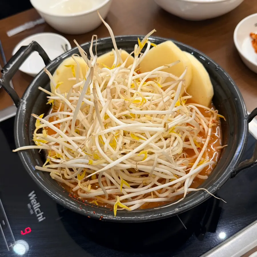 Pot of spicy shabu-shabu piled high with bean sprouts