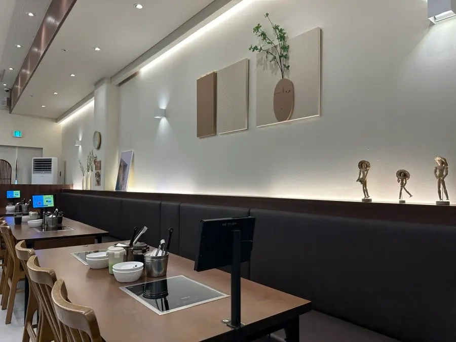 Spacious interior decorated with frames and small decor items