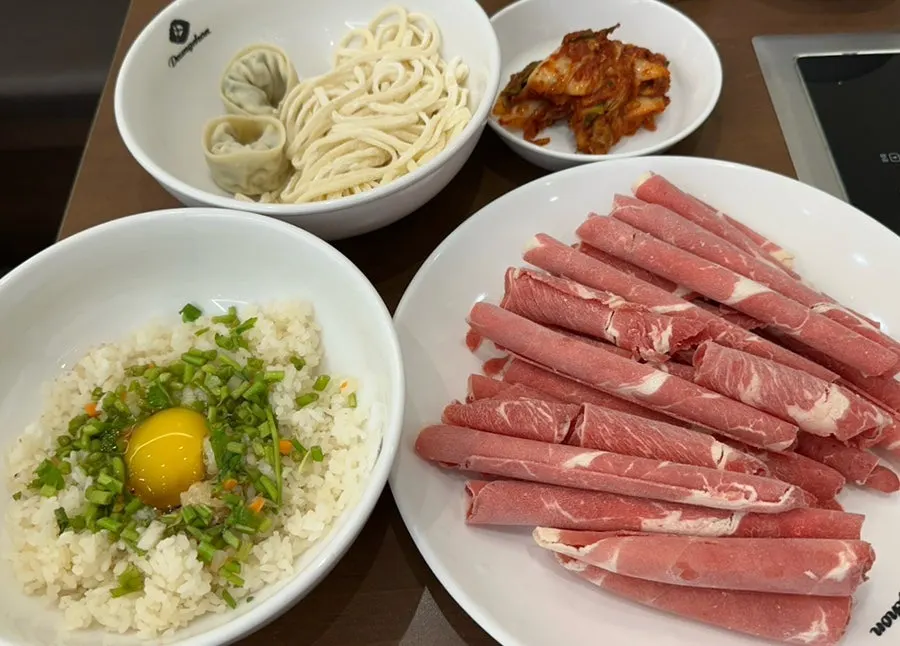 Plate of freshly made geotjeori kimchi