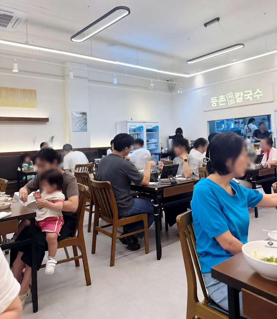 Table seating at Deungchon Shabu Kalguksu Gran Passage Branch