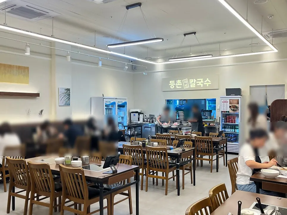 Overview of the clean-interior shabu kalguksu dining hall