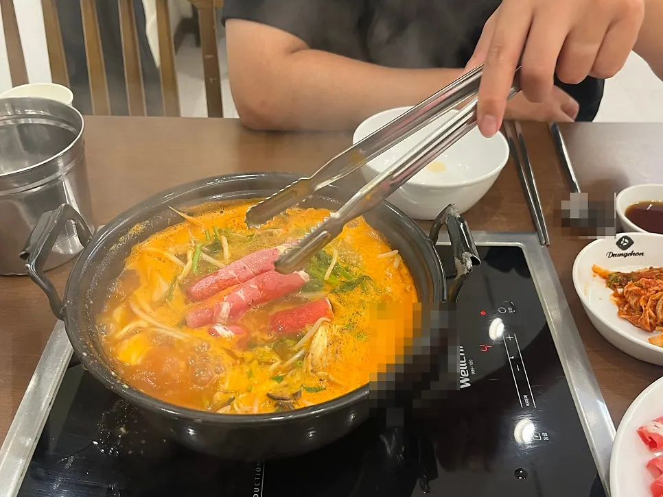 Blanching shabu-shabu beef in the broth