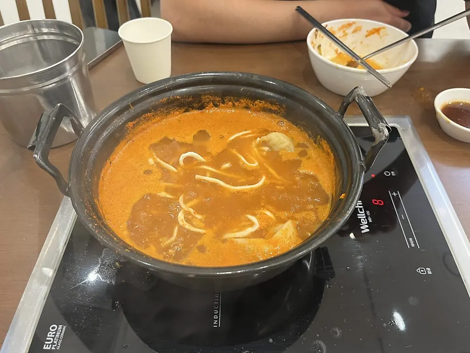 Spicy broth with cooked dumplings and kalguksu noodles