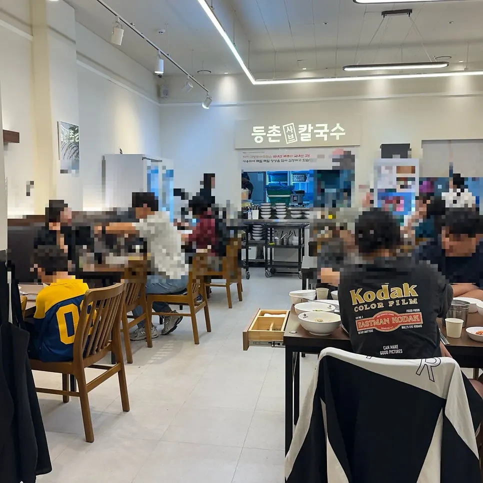 Waiting area at Deungchon Shabu Kalguksu on a weekend evening