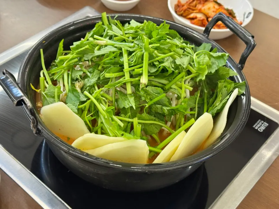 Basic side dishes and kimchi at Deungchon Shabu Kalguksu