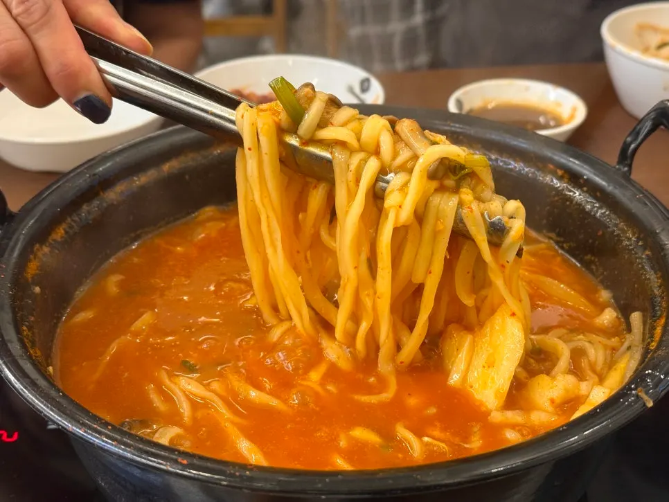 Dumplings included in the Deungchon Shabu Kalguksu base set