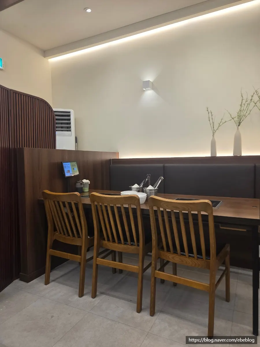 Clean interior of Deungchon Shabu Kalguksu Gran Passage Branch