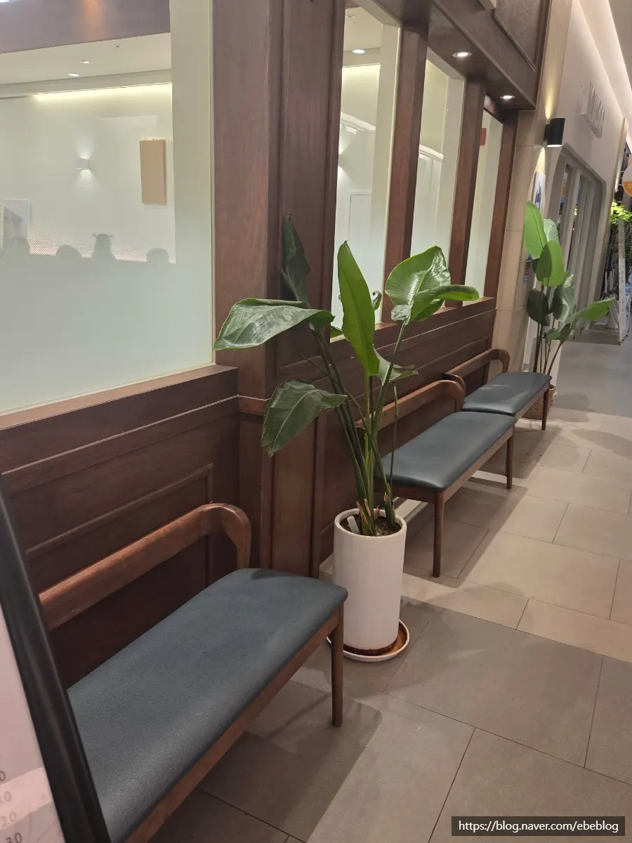 Waiting seats in front of the store