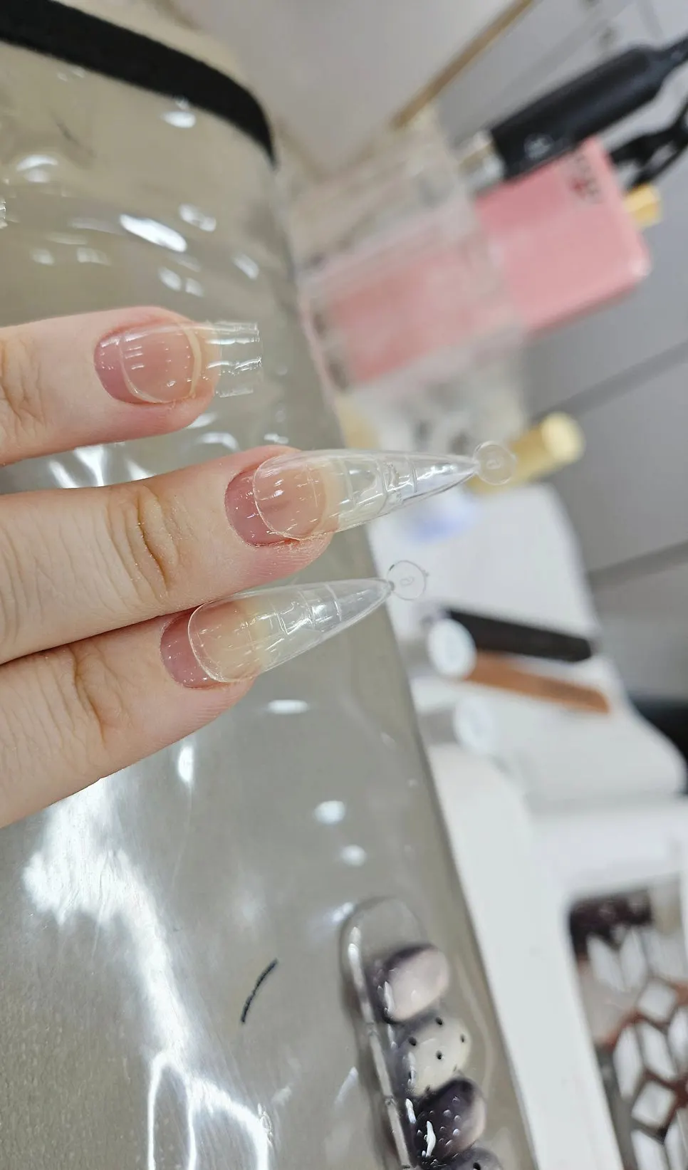 손가락과 자연스럽게 이어지는 연장 손톱
