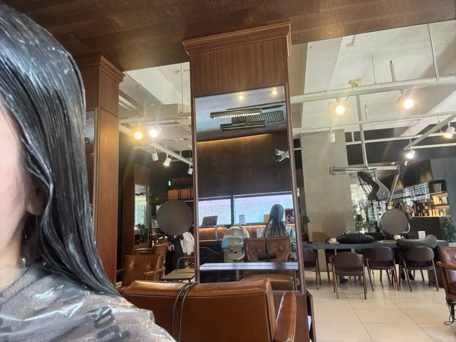 Consultation for sleek-perm-style straightening