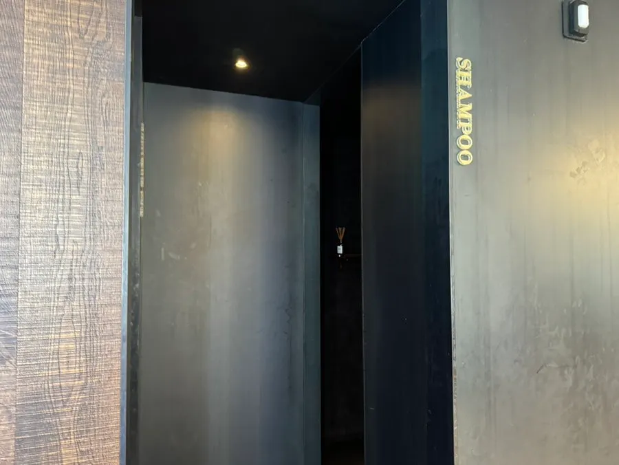 Private and two-person shampoo rooms in the Brown Zone