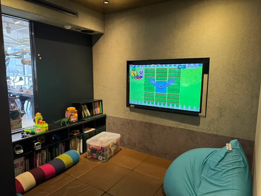 Kids’ room with mats and toys