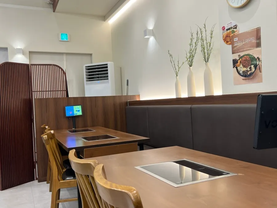 평일 저녁 등촌샤브칼국수 그랑파사쥬점 매장 내부